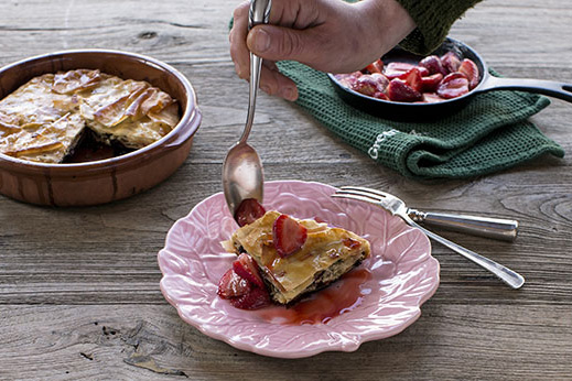 Filo-Kuchen mit getrockneten Preiselbeeren, Kürbiskernen, Honig und gebratenen Erdbeeren