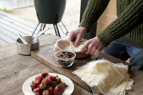 Filo-Kuchen  mit getrockneten Preiselbeeren, Kürbiskernen, Honig und gebratenen Erdbeeren