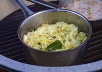 Gegrilltes Rebhuhn mit Sauerkraut, Vitelotte-Kartoffeln und Heidelbeerkompott