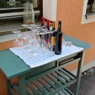 Gläser und Flaschen auf dem Tisch zur Selbstbedienung