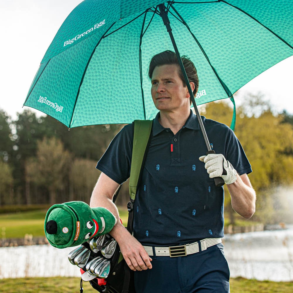 Big Green Egg Regenschirm mit Mann auf dem Golfplatz