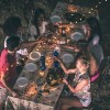 Menschen am Tisch in einer Sommernacht