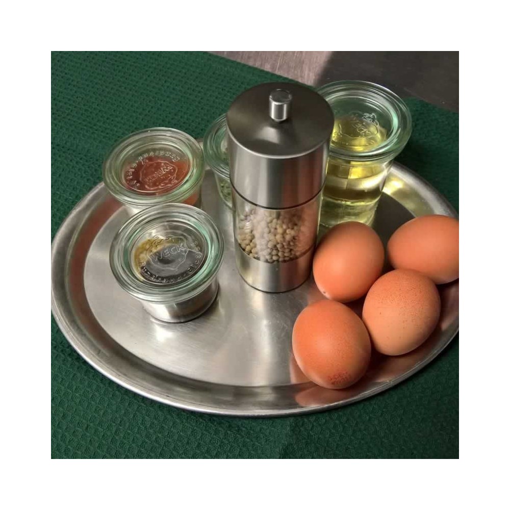 Gewürze Eier und Öl auf Edelstahltablet