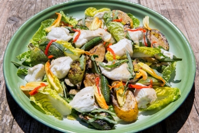 Salat mit gegrillter Zucchini und geräuchertem Mozzarella